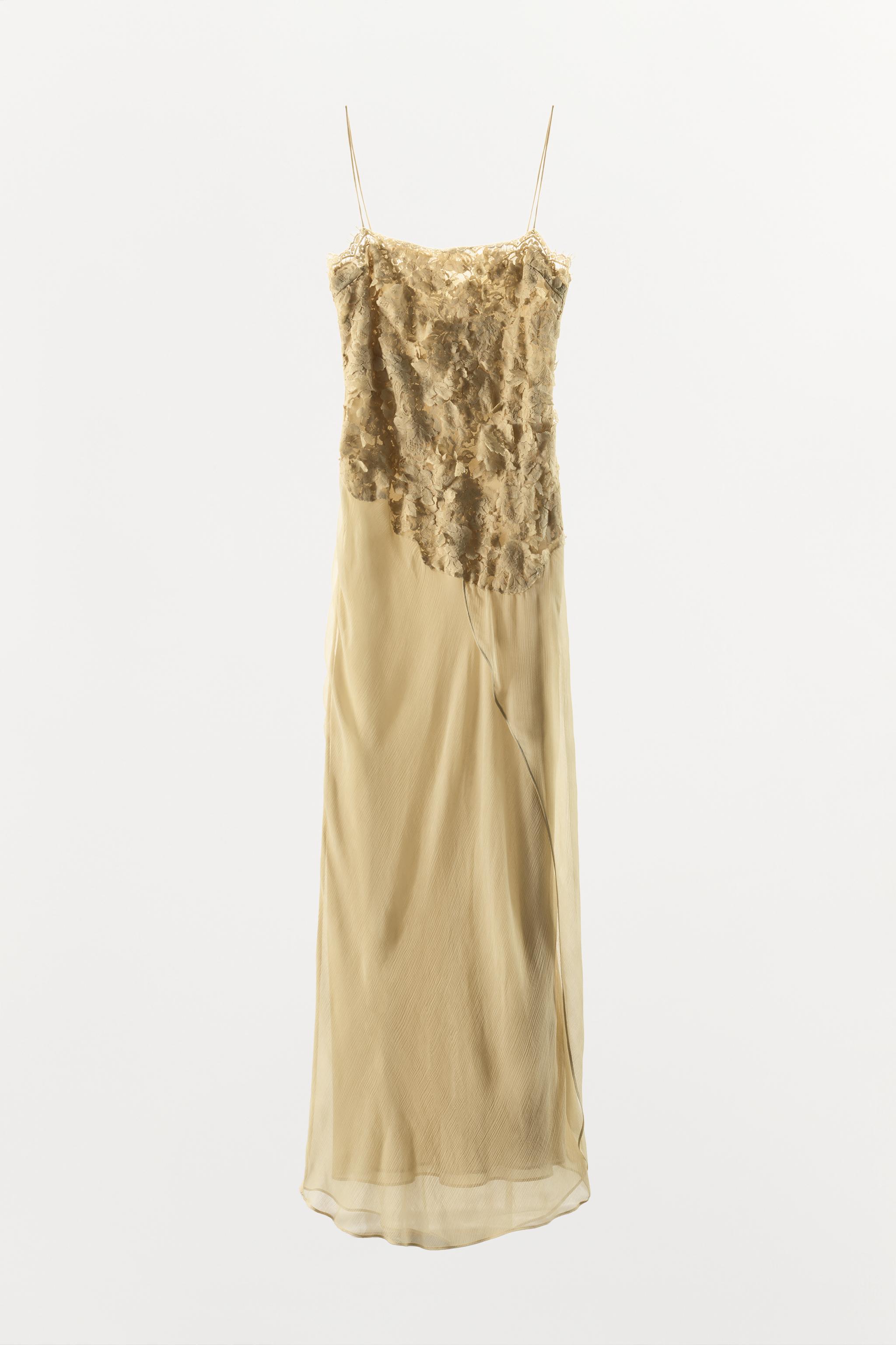 ROBE EN GEORGETTE AVEC DENTELLE RELIEF